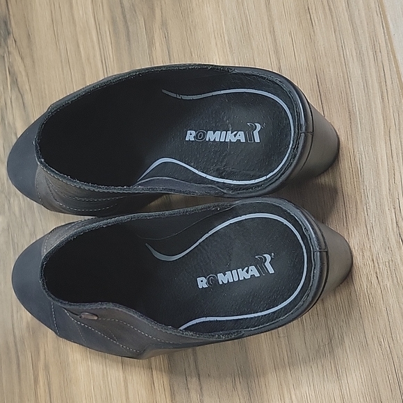 Romika Two Toned Metallic Leather Clogs - Picture 3 of 16